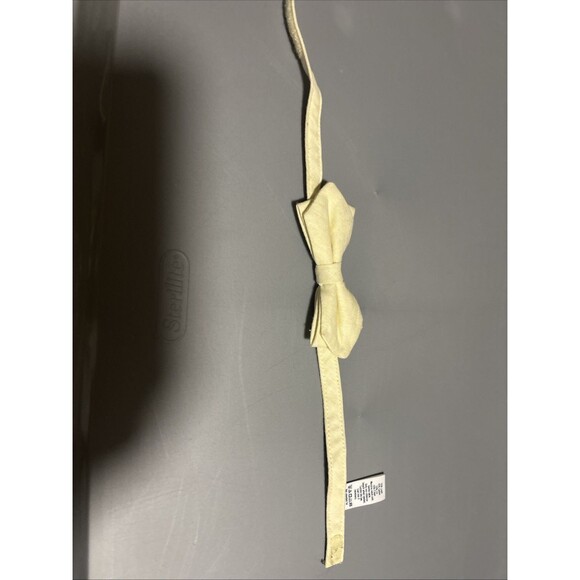 Janie and Jack Very Lite Yellow Or Cream Color  Bow Tie Size 2-5 Closure - Picture 1 of 7